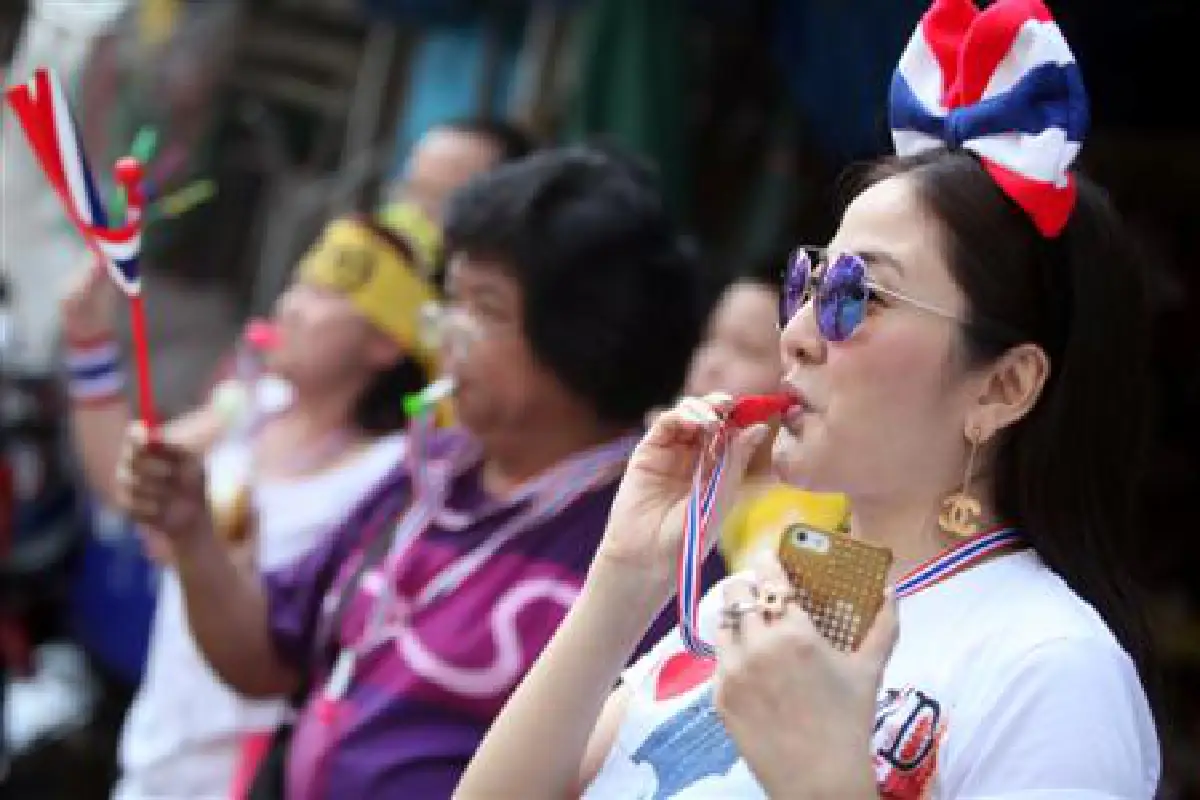 ชาวเยาวราชเป่านกหวีดก่อนนัดรวมตัวไปทำเนียบ9ธ.ค.