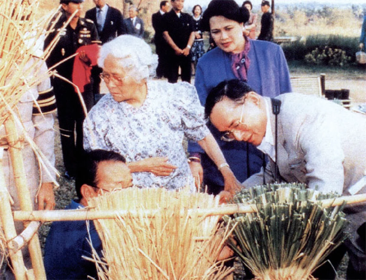 2 พระองค์ทรงงานหนัก เพื่อพัฒนาประเทศให้ยั่งยืน