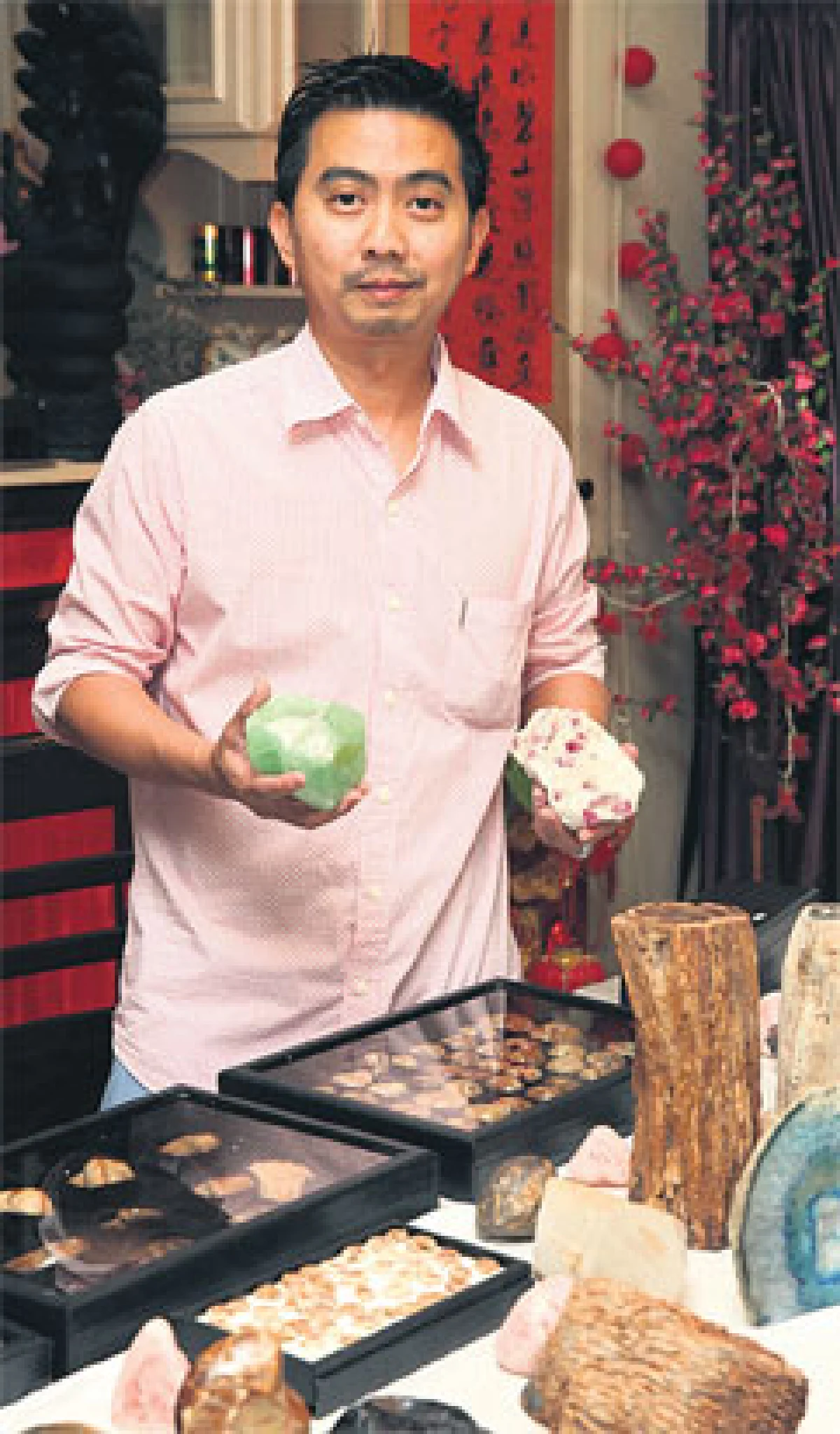 วีระวัฒน์ ศักดิ์ธนะเศรษฐ นักสะสมพระและหินโบราณอายุนับล้านปี