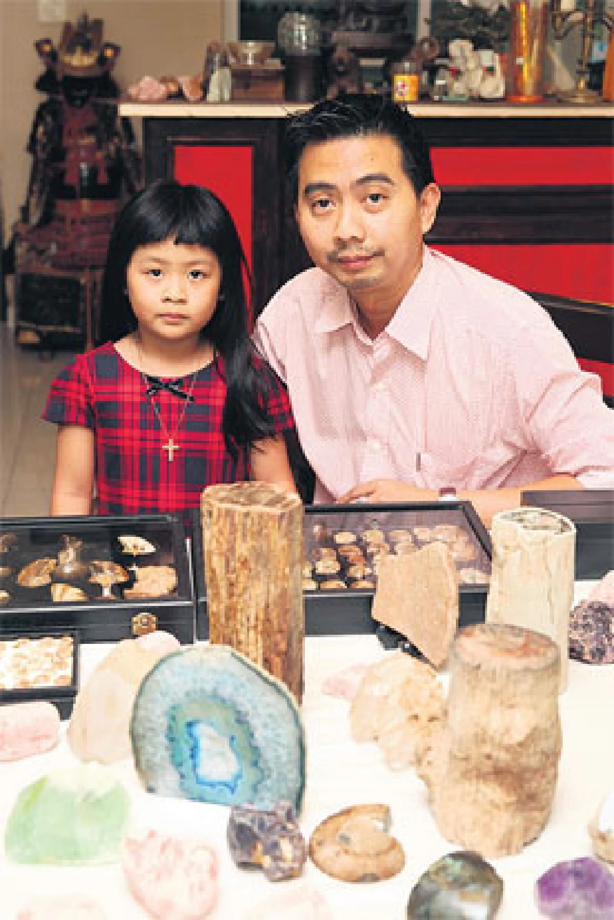 วีระวัฒน์ ศักดิ์ธนะเศรษฐ นักสะสมพระและหินโบราณอายุนับล้านปี