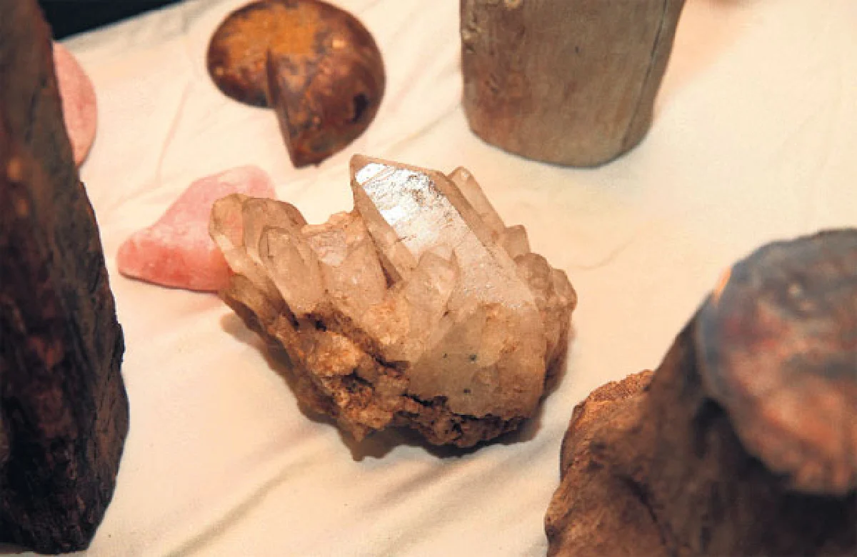 วีระวัฒน์ ศักดิ์ธนะเศรษฐ นักสะสมพระและหินโบราณอายุนับล้านปี