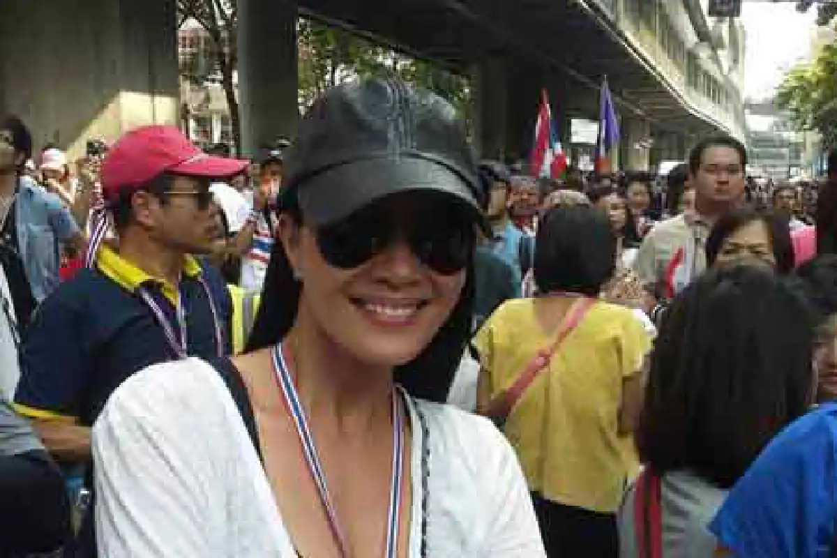 ดารา-คนดังรวมตัวหน้าเพื่อไทยไปทำเนียบฯ