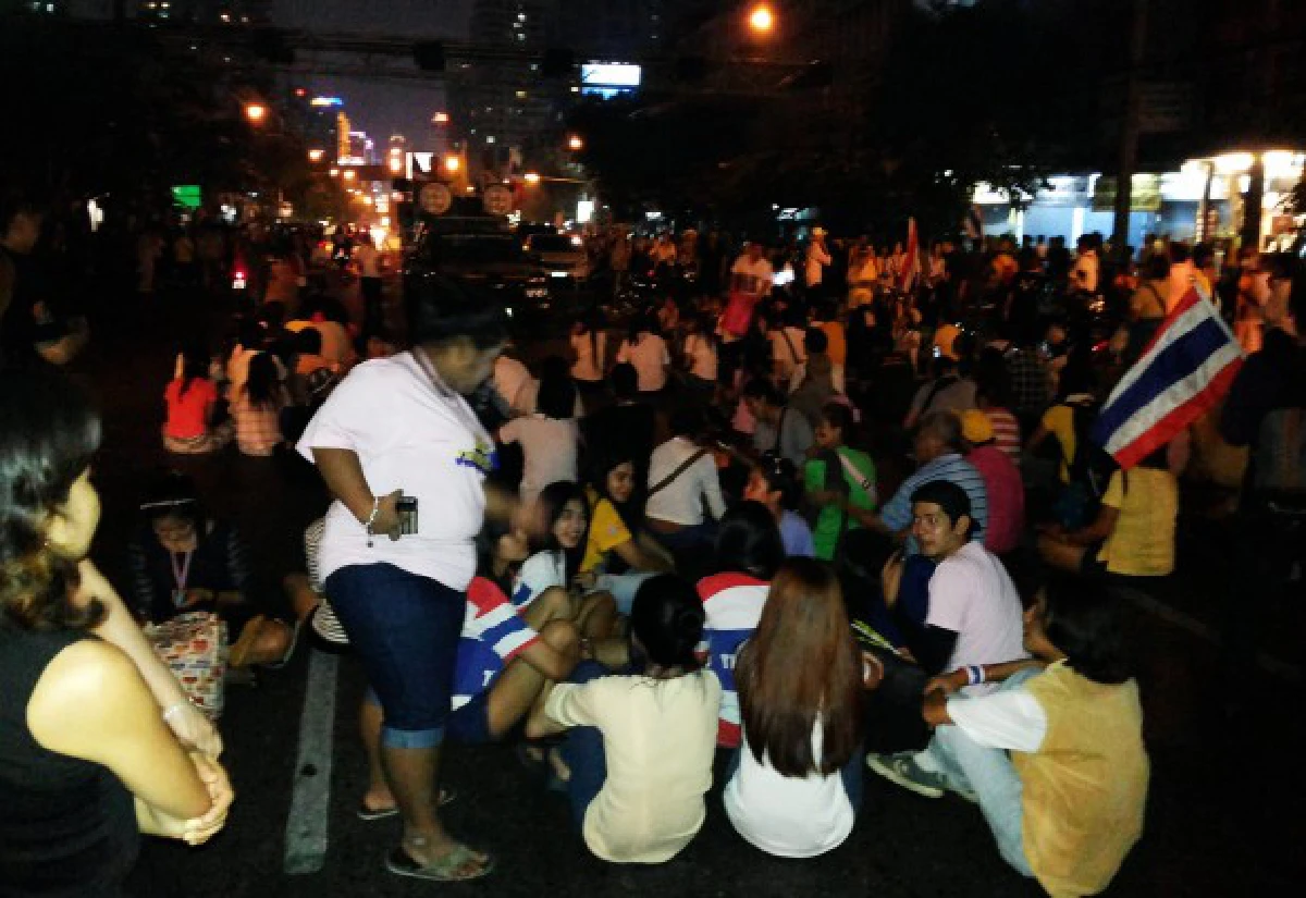 มวลชนร่วมชุมนุมรอบทำเนียบแน่น