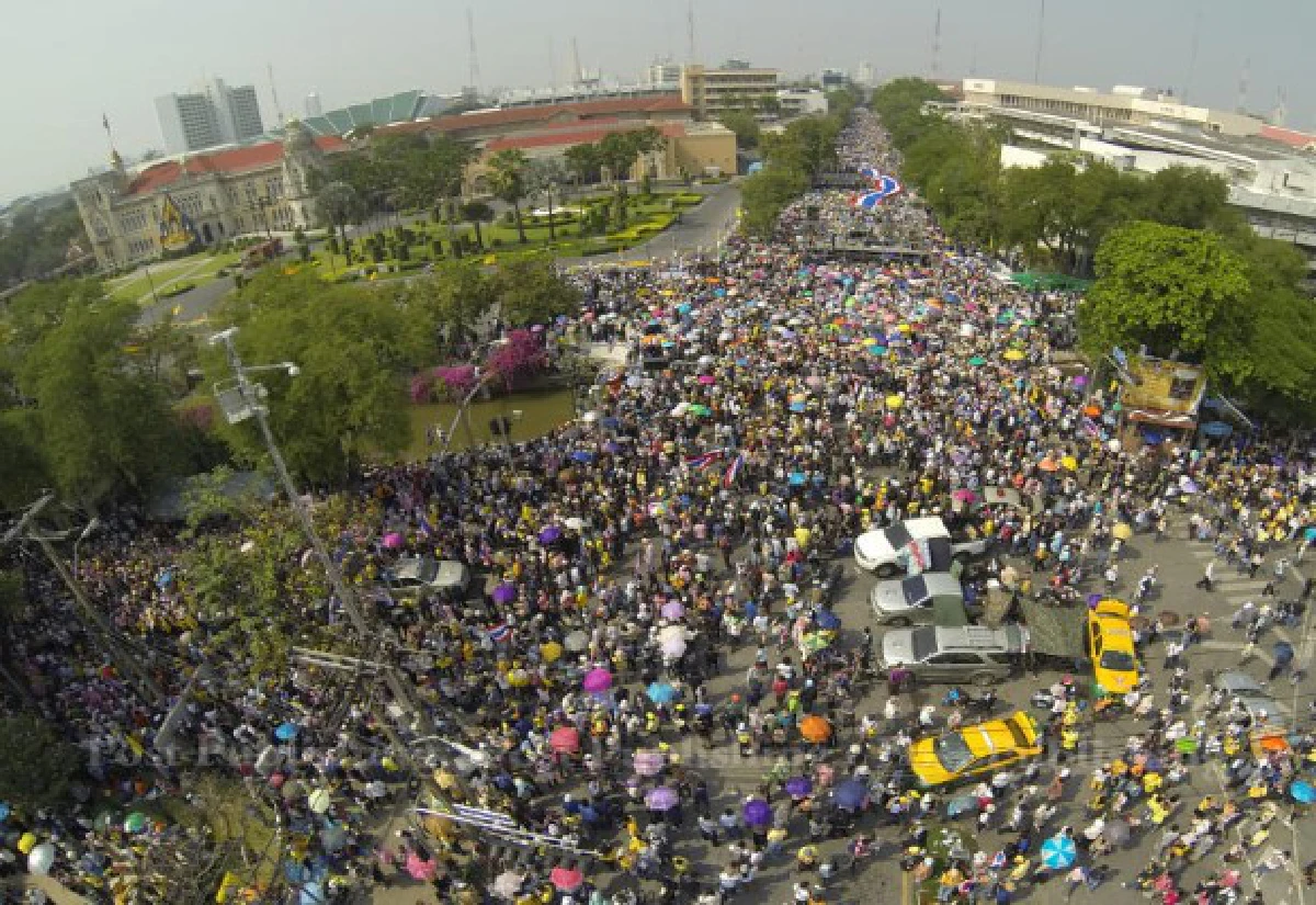 ภาพมุมสูงมวลชนชุมนุมรอบทำเนียบฯ