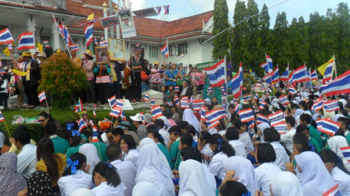 มวลชนหลายจังหวัดปิดล้อมศาลากลาง