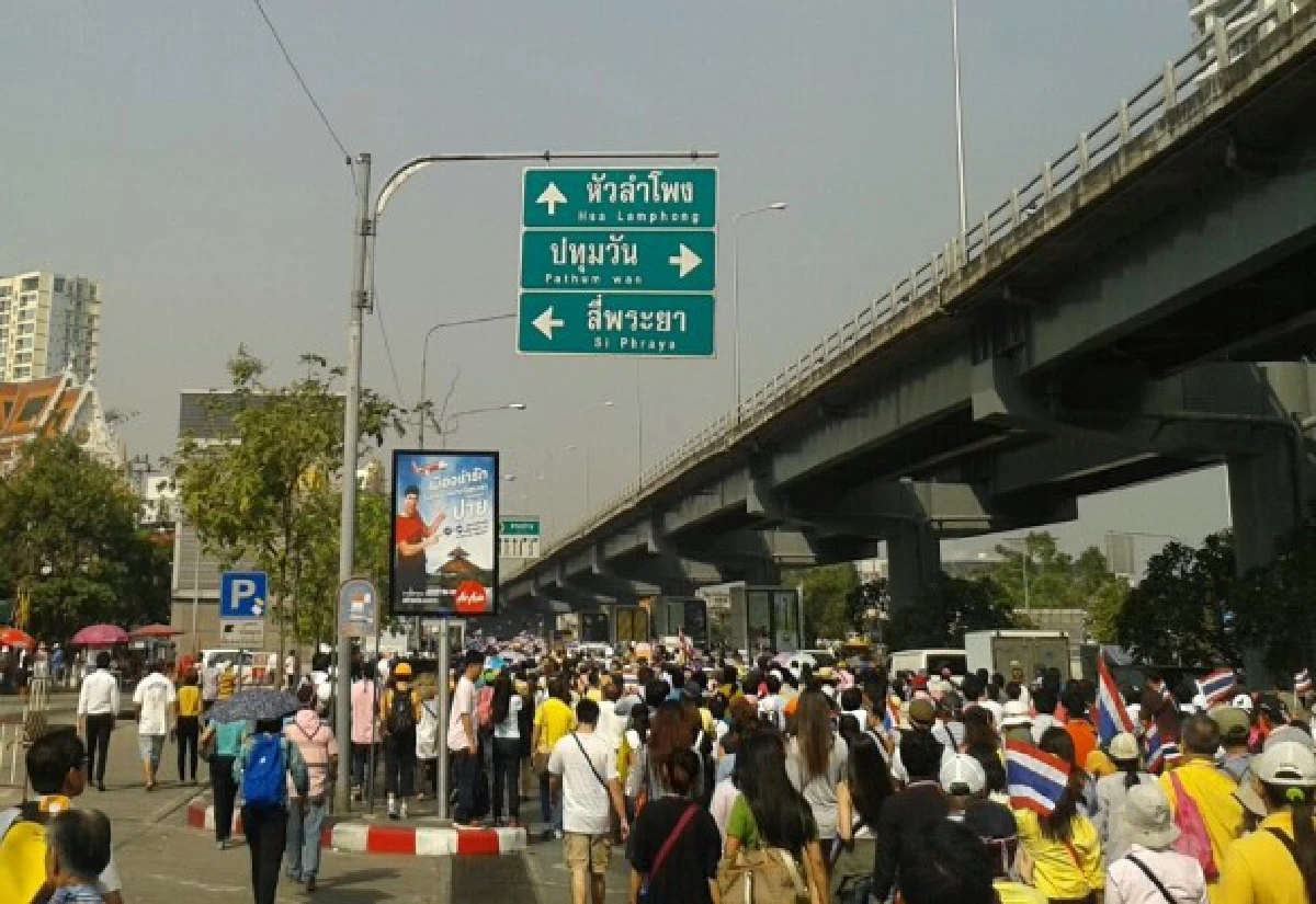 สีลมคึก!มวลชนรวมตัวเคลื่อนไปทำเนียบ