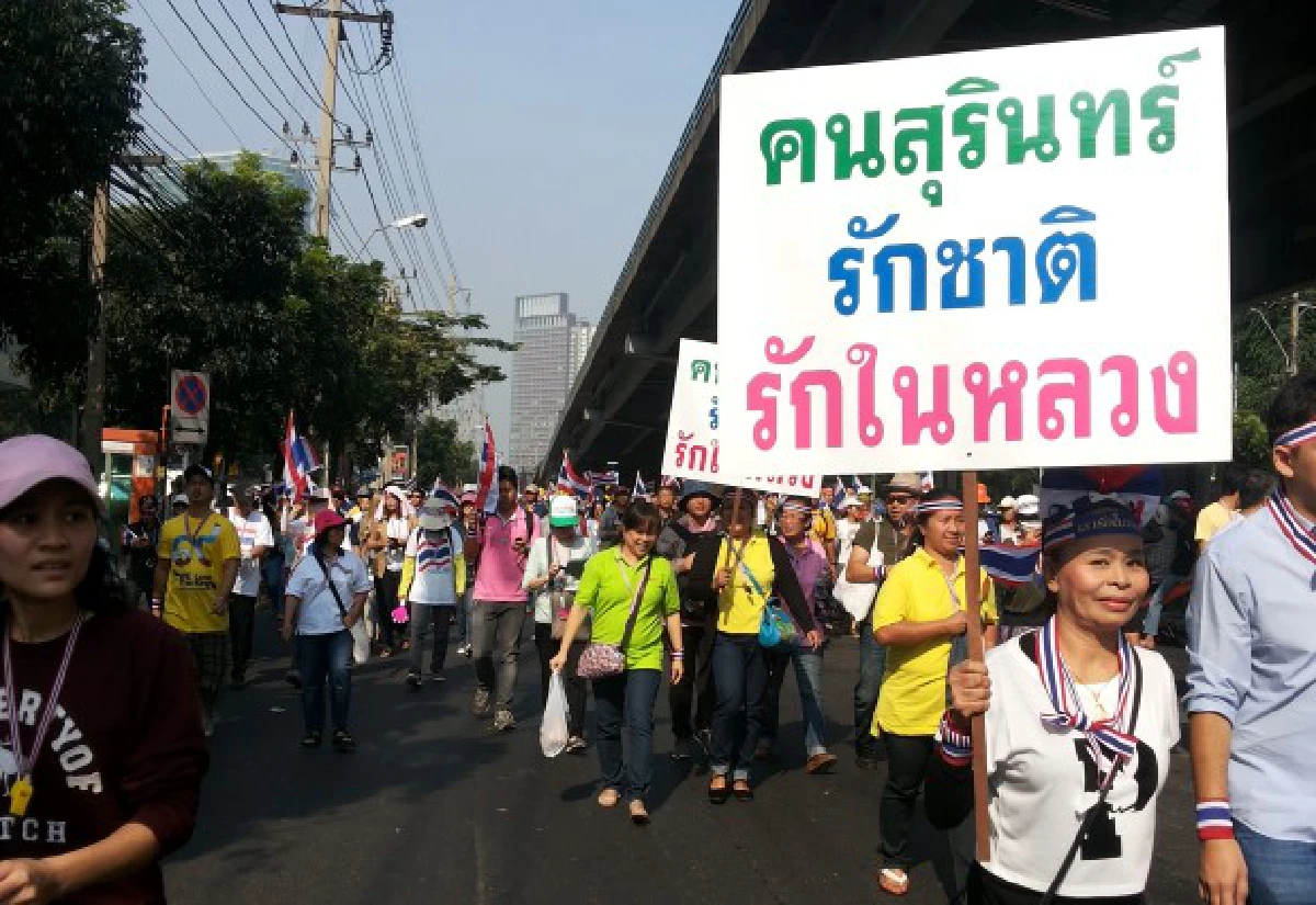 ถาวรนำมวลชนเคลื่อนไปทำเนียบฯ