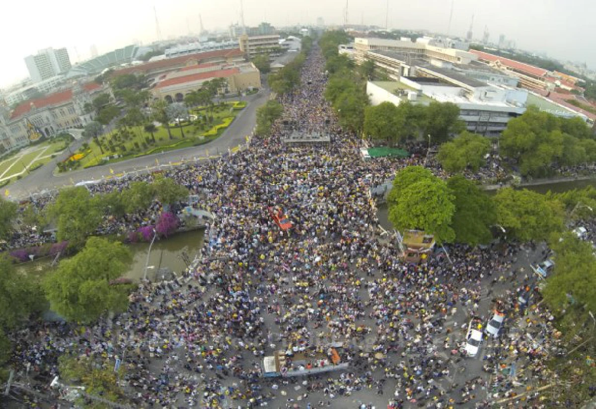 ภาพมุมสูงมวลชนชุมนุมรอบทำเนียบฯ