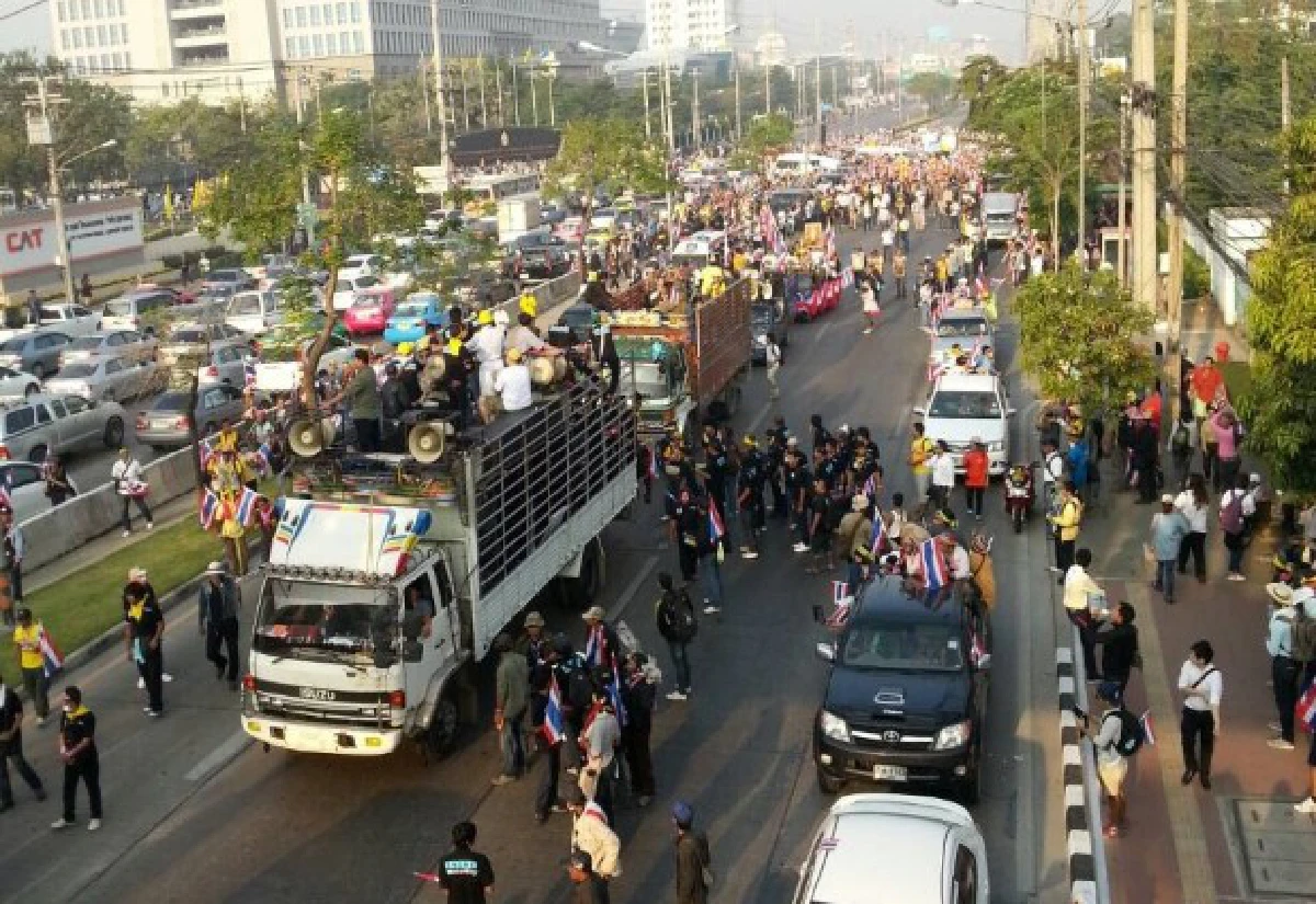 "สุเทพ"นำทัพเคลื่อนขบวนไปทำเนียบฯแล้ว