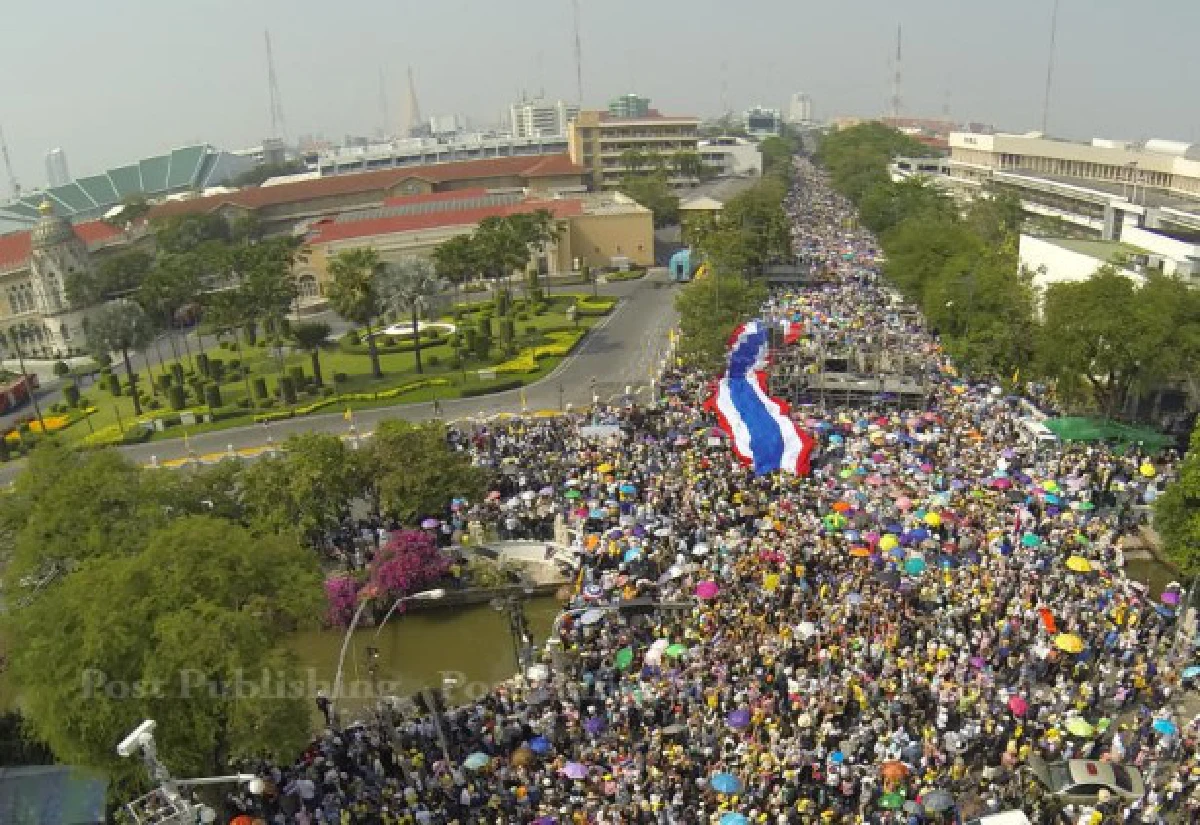 ภาพมุมสูงมวลชนชุมนุมรอบทำเนียบฯ