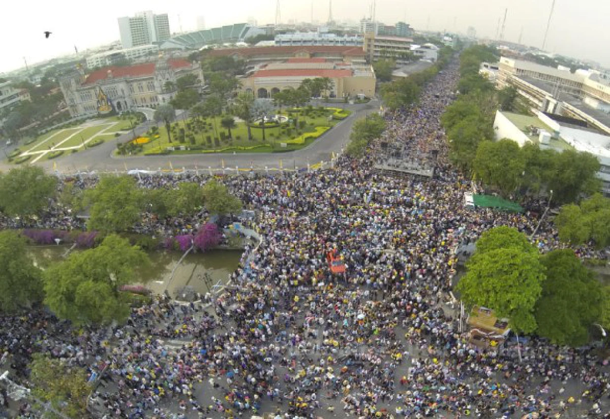 ภาพมุมสูงมวลชนชุมนุมรอบทำเนียบฯ