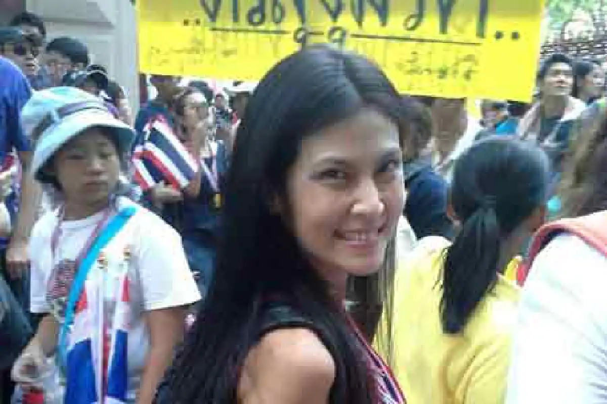 ดารา-คนดังรวมตัวหน้าเพื่อไทยไปทำเนียบฯ