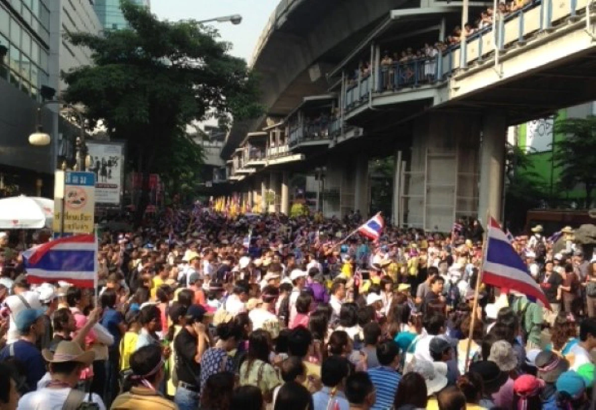 สีลมคึก!มวลชนรวมตัวเคลื่อนไปทำเนียบ