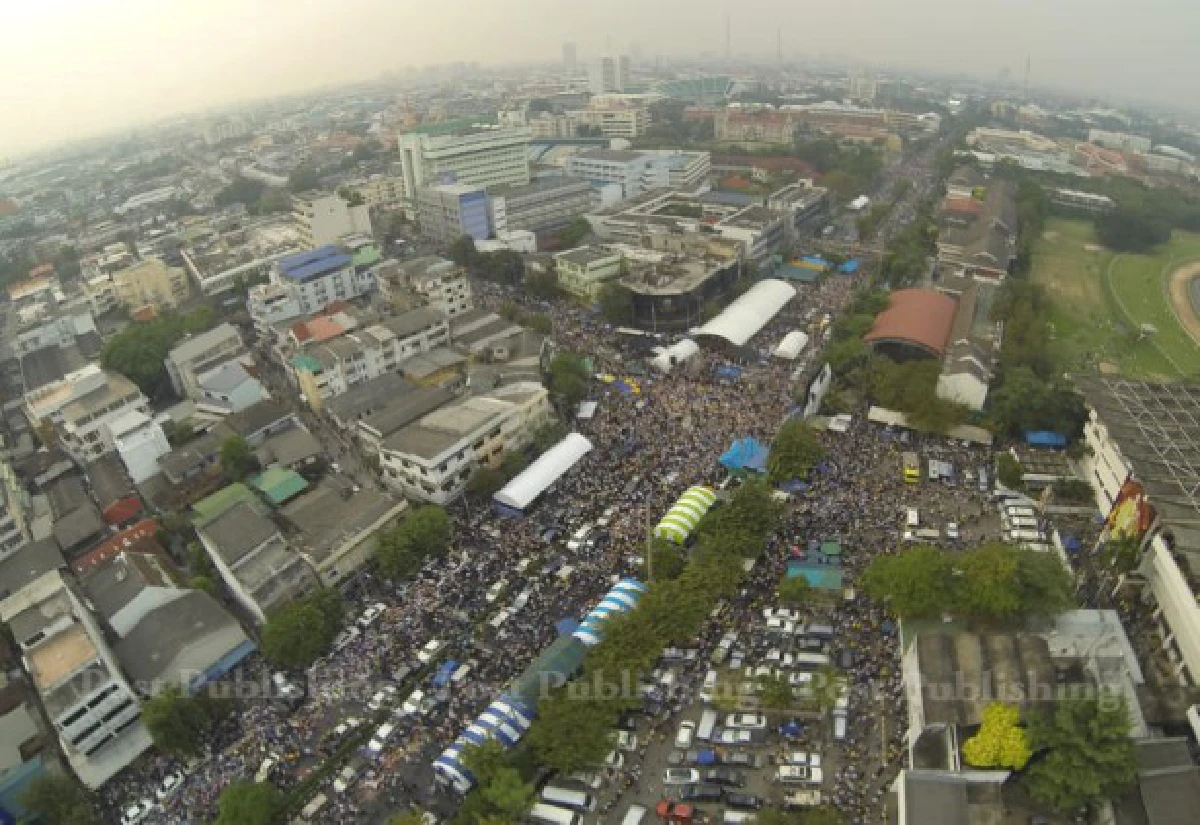ภาพมุมสูงมวลชนชุมนุมรอบทำเนียบฯ