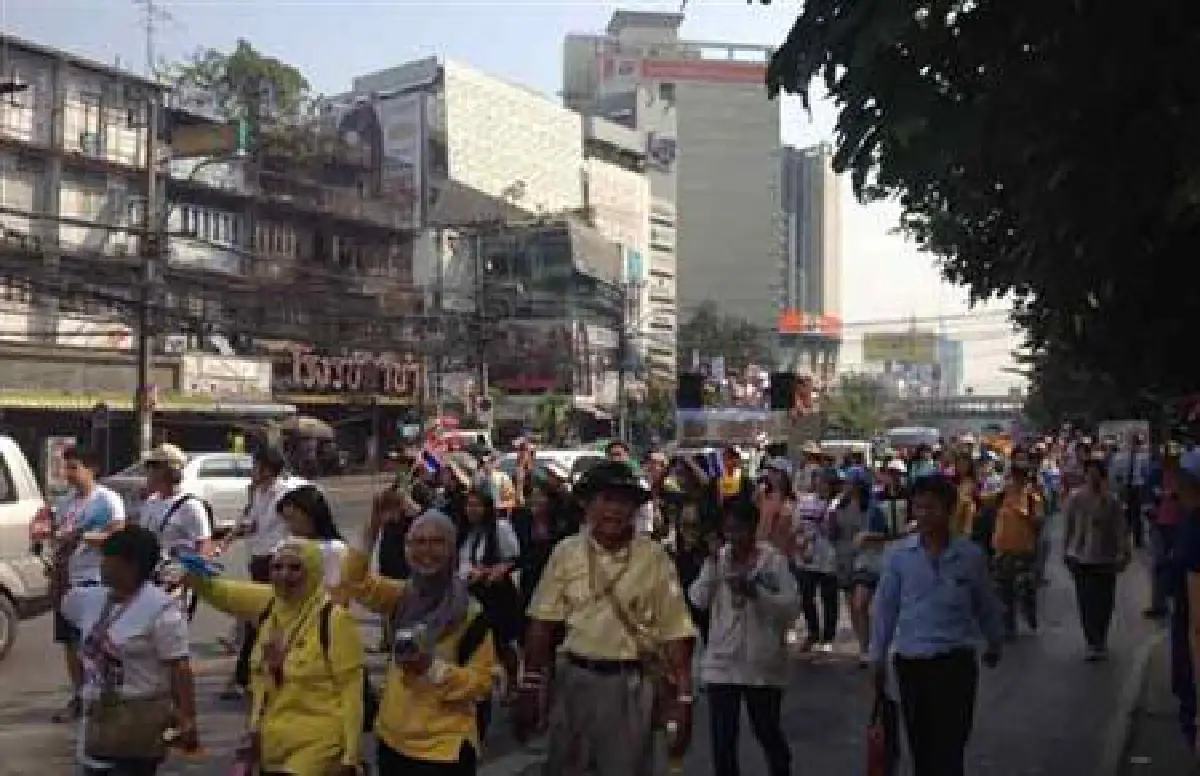 ดารา-คนดังรวมตัวหน้าเพื่อไทยไปทำเนียบฯ