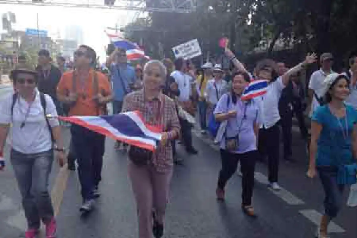 ดารา-คนดังรวมตัวหน้าเพื่อไทยไปทำเนียบฯ