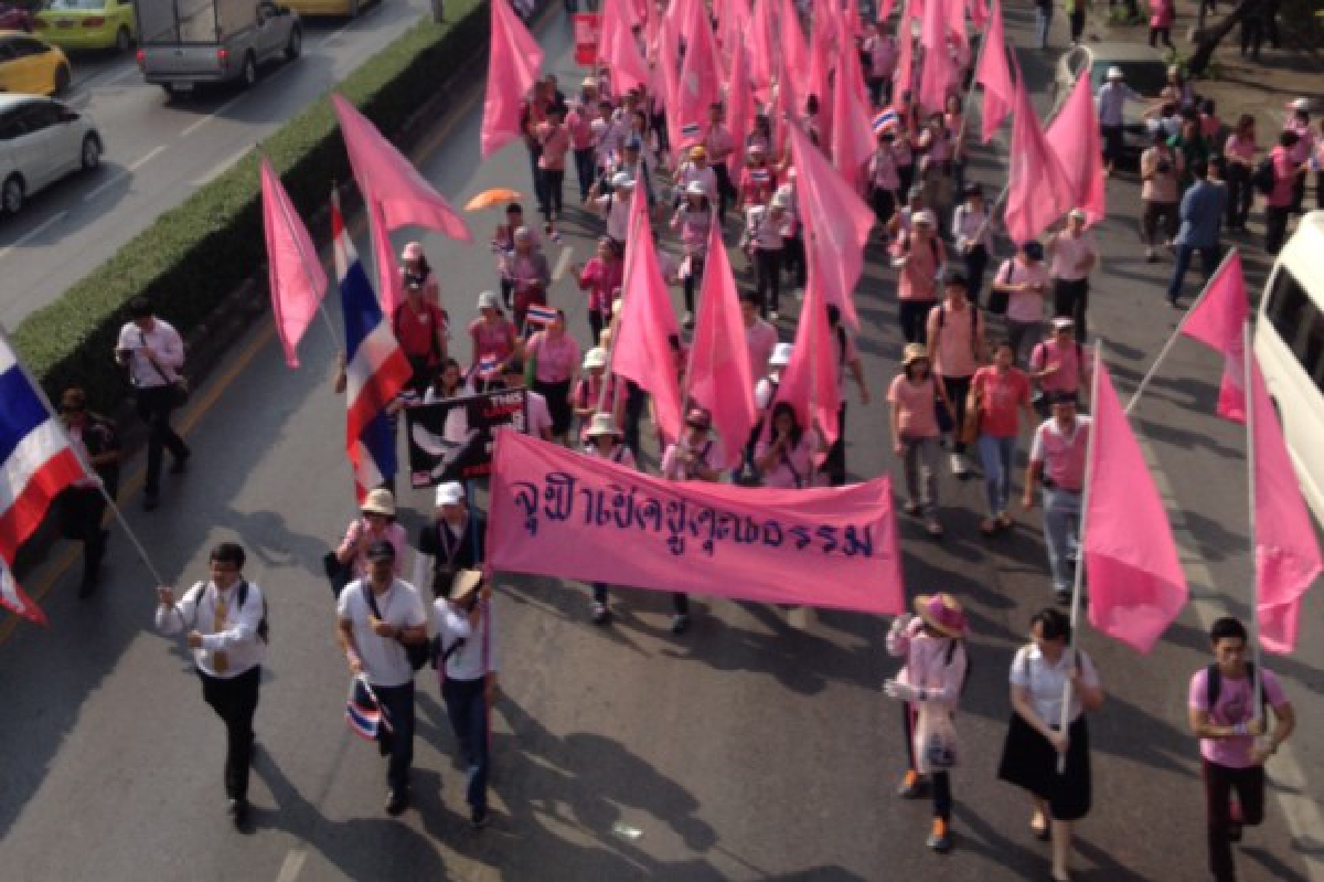 จุฬาฯเคลื่อนขบวนสมทบทำเนียบฯ จุฬาฯเคลื่อนขบวนสมทบทำเนียบฯ