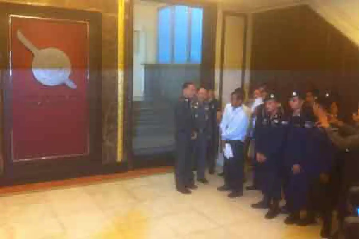 กปปส.บุกหน้าสตช.ทวงถามคดียิงนศ.รามฯ