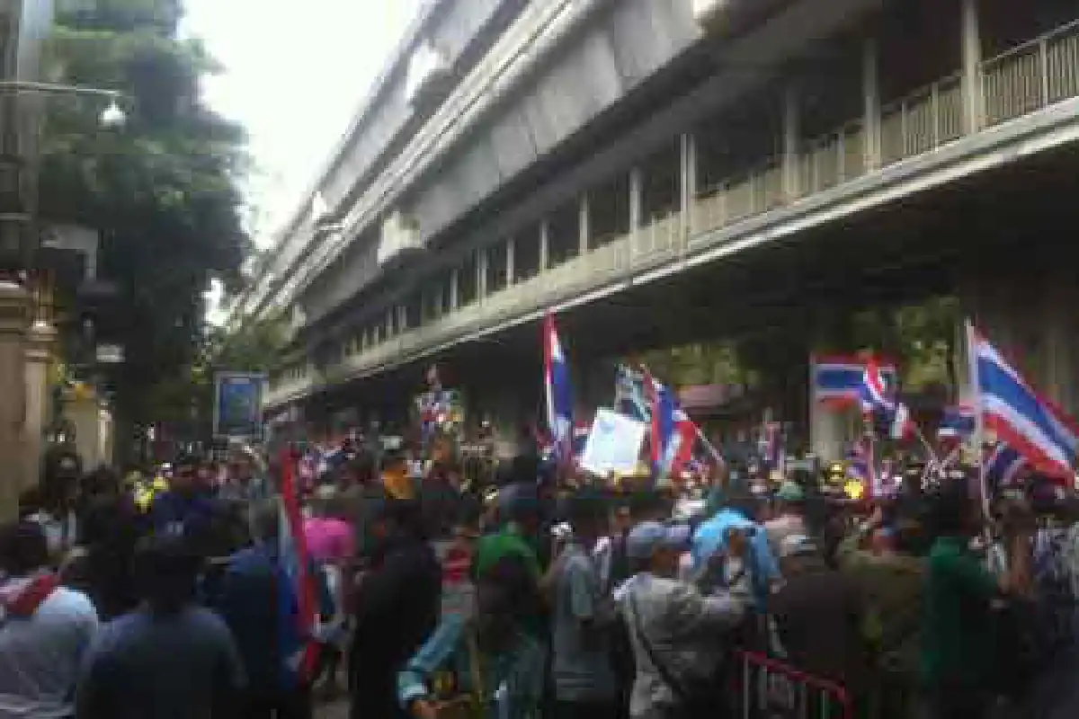 กปปส.บุกหน้าสตช.ทวงถามคดียิงนศ.รามฯ