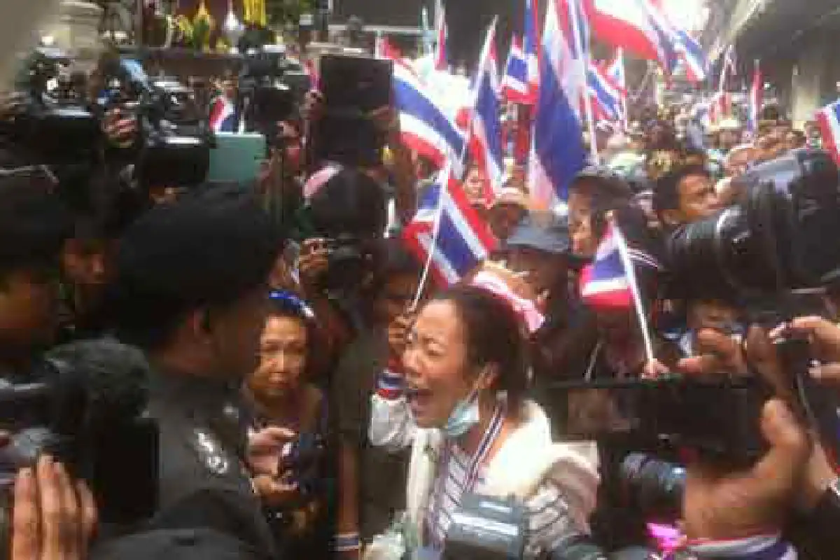 กปปส.บุกหน้าสตช.ทวงถามคดียิงนศ.รามฯ