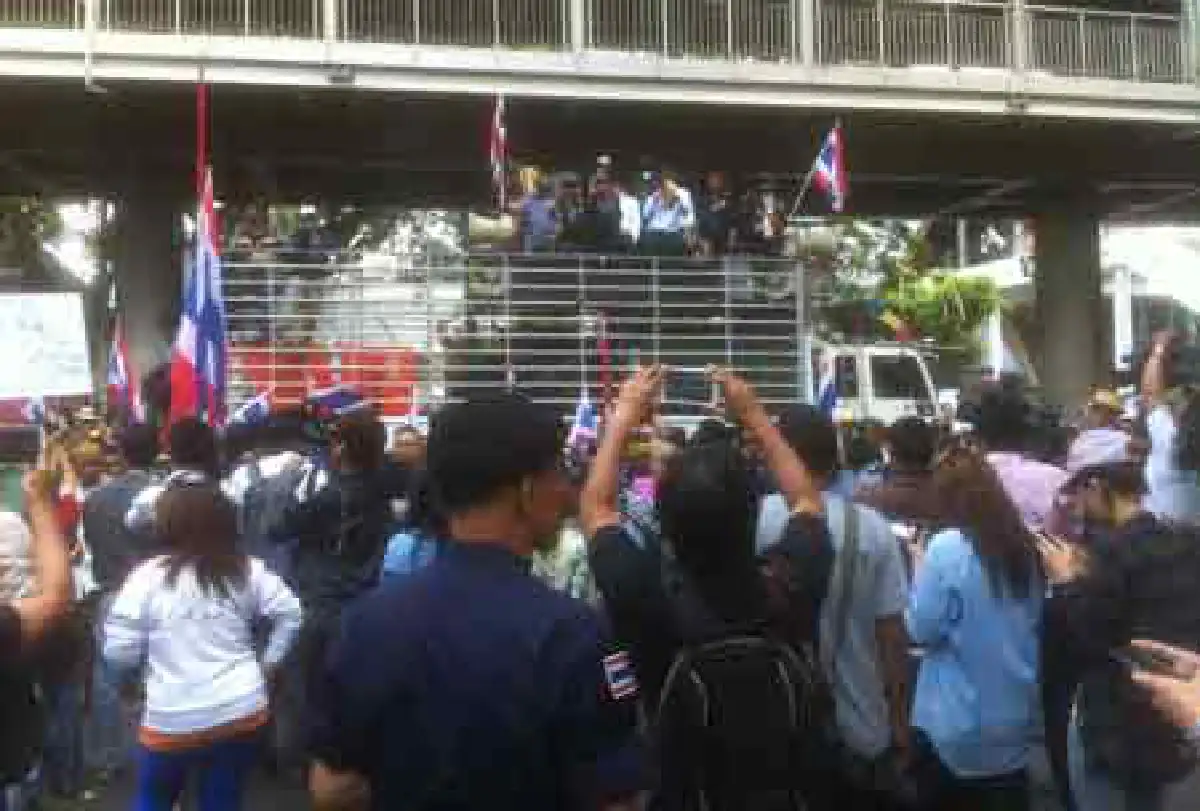 กปปส.บุกหน้าสตช.ทวงถามคดียิงนศ.รามฯ