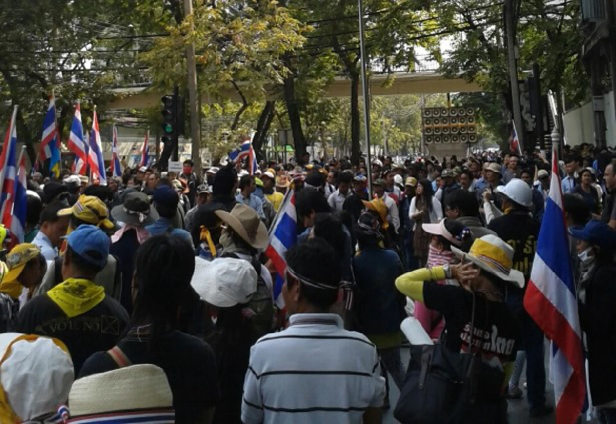 คปท.นำมวลชนไปสถานทูตสหรัฐ
