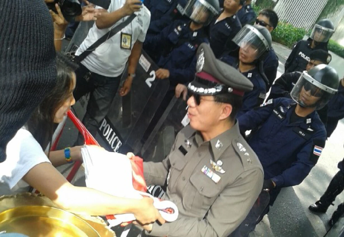 คปท.นำมวลชนไปสถานทูตสหรัฐ