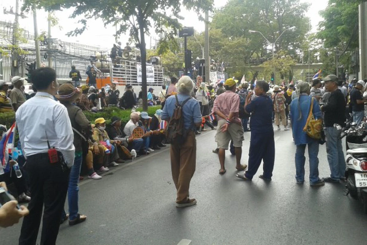 คปท.นำมวลชนไปสถานทูตสหรัฐ