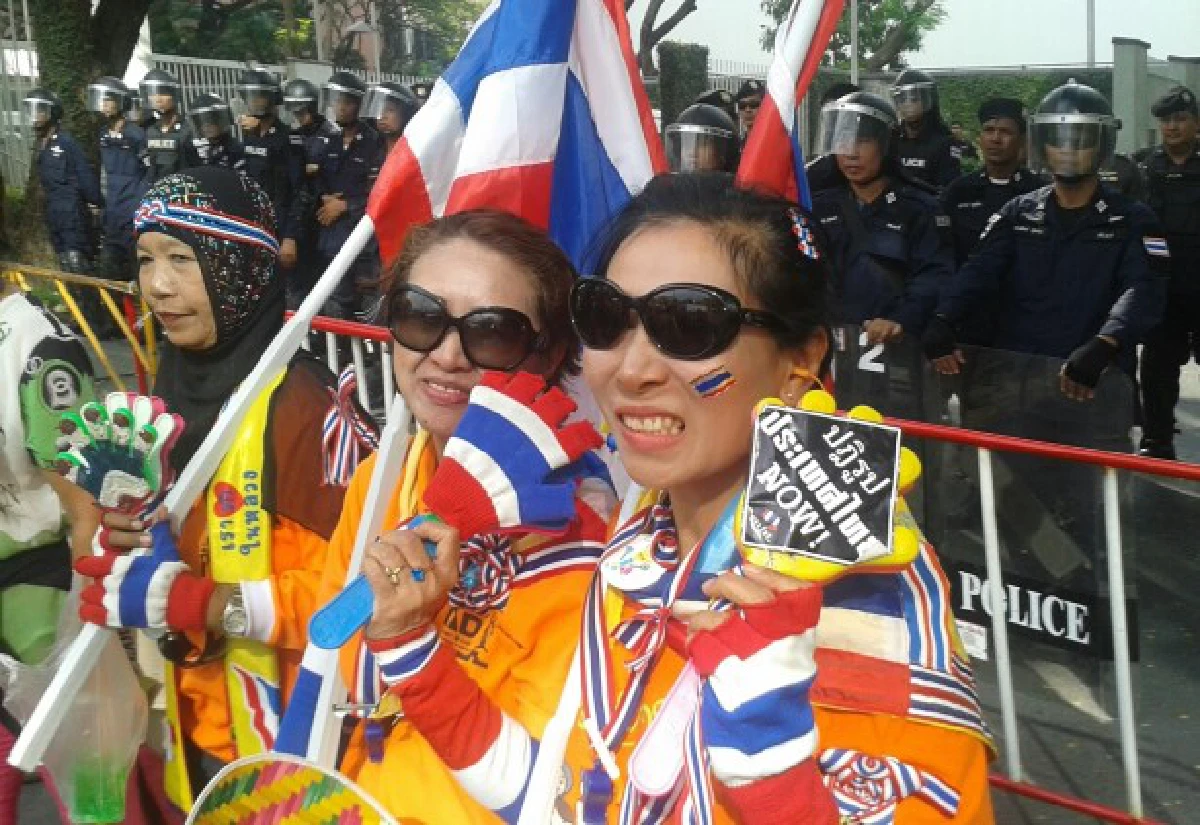 คปท.นำมวลชนไปสถานทูตสหรัฐ