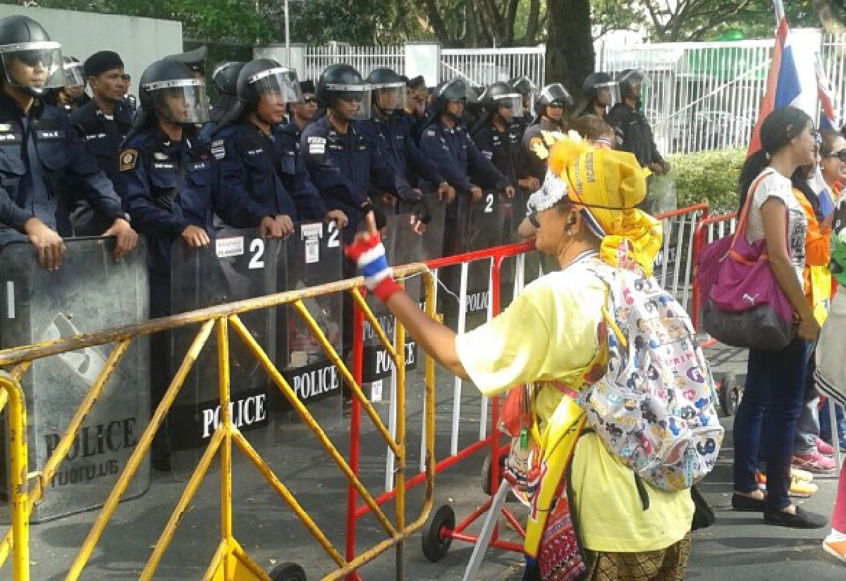 คปท.นำมวลชนไปสถานทูตสหรัฐ