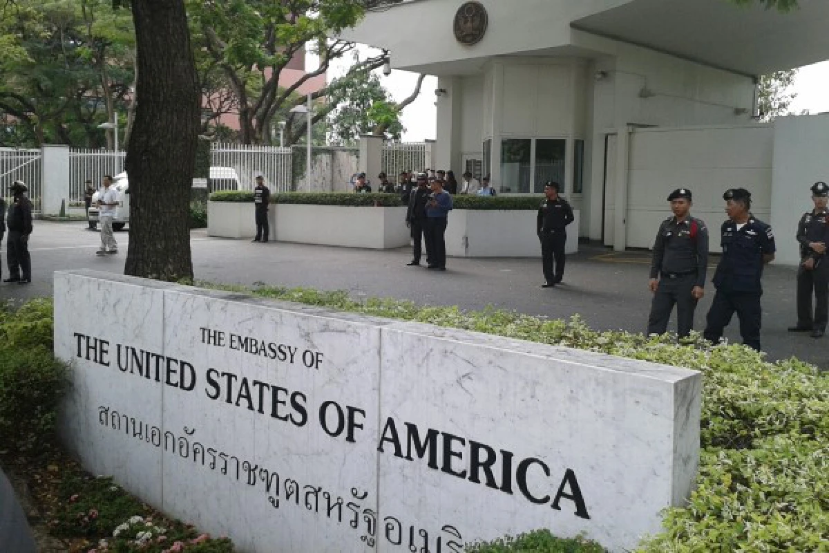 คปท.นำมวลชนไปสถานทูตสหรัฐ