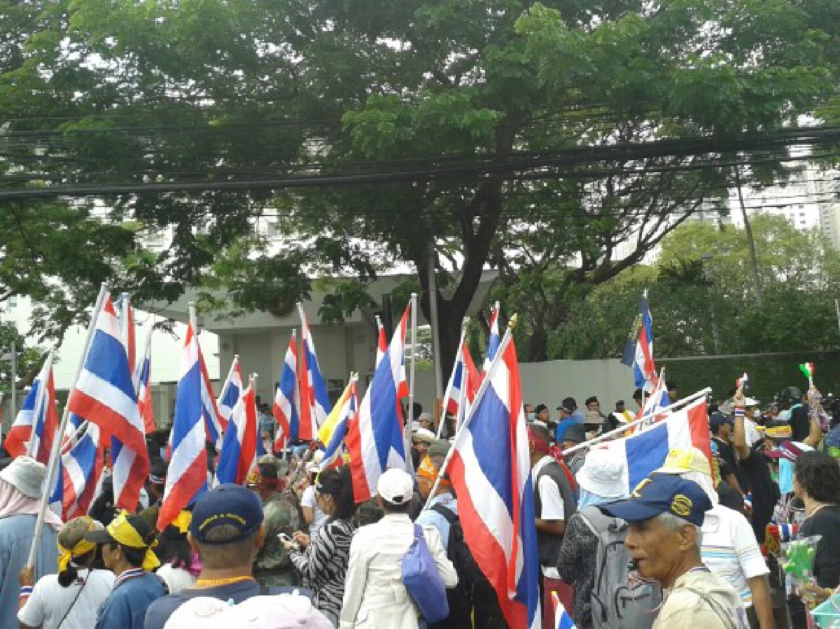 คปท.นำมวลชนไปสถานทูตสหรัฐ
