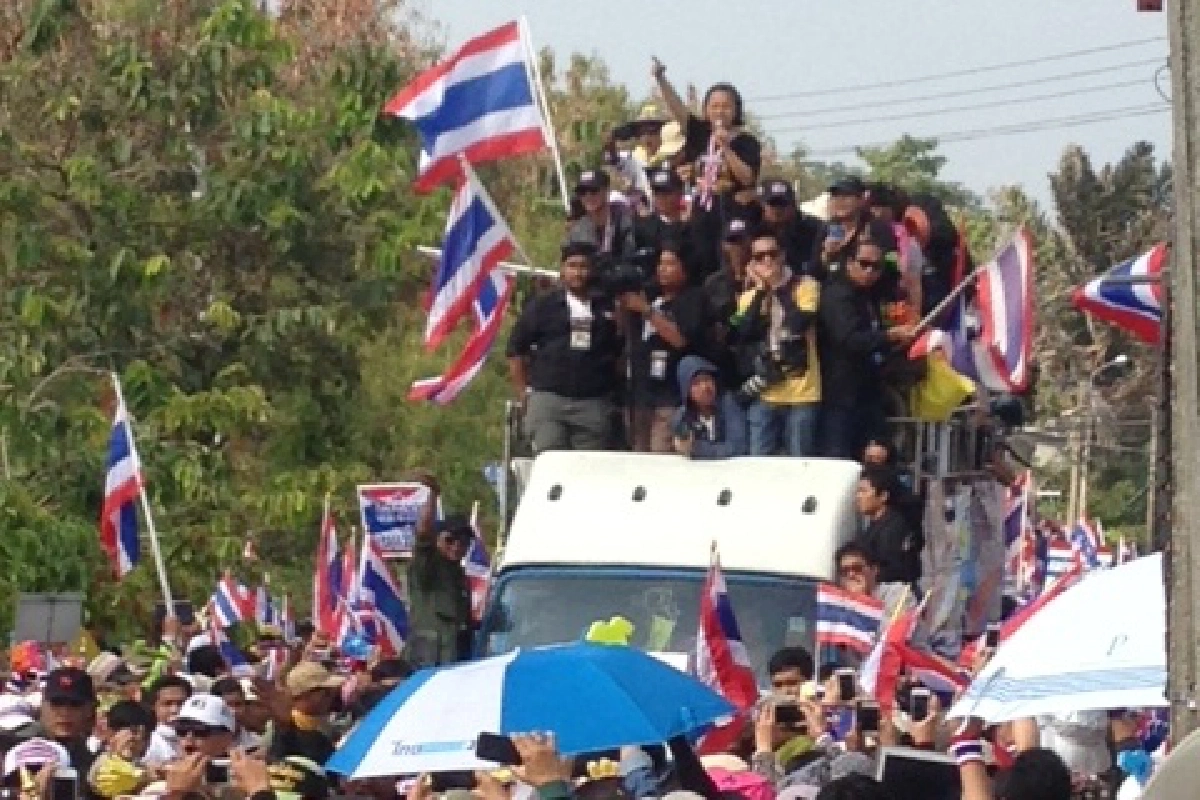 "เสรี"อ่านแถลงการณ์หน้าบ้านยิ่งลักษณ์จี้ลาออก
