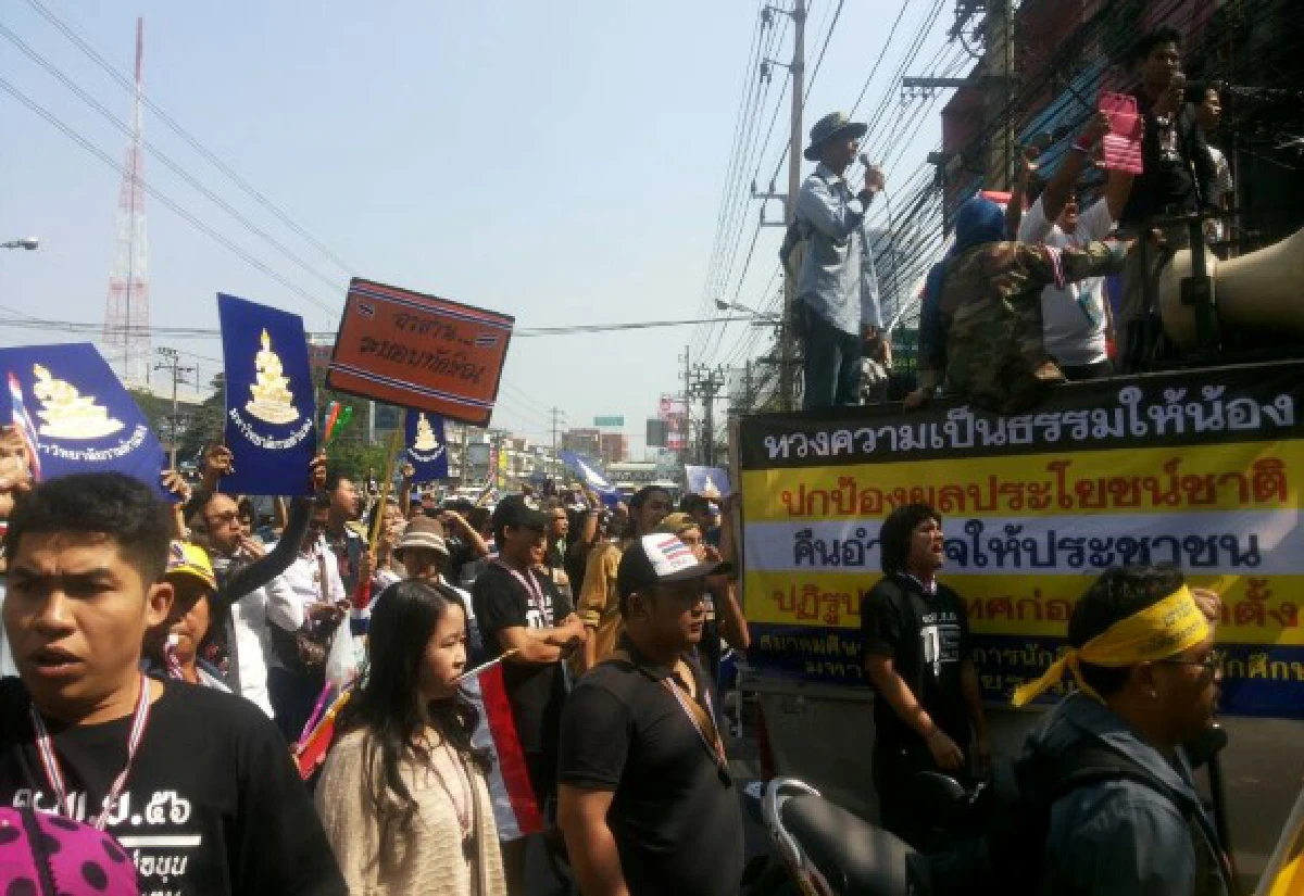 คปท.-นศ.บุกเพื่อไทยไล่รัฐบาล