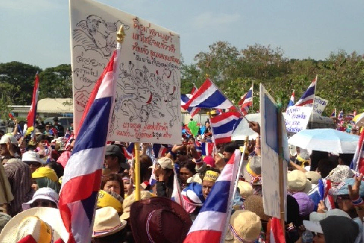 "เสรี"อ่านแถลงการณ์หน้าบ้านยิ่งลักษณ์จี้ลาออก