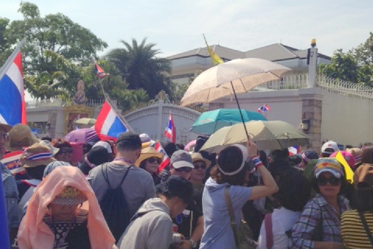 กบฏดอกไม้เดินเท้าถึงบ้านปูแล้ว
