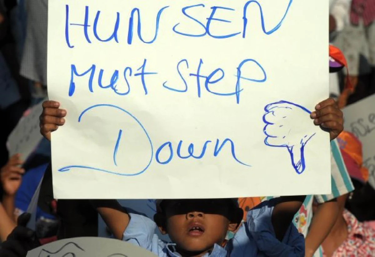 "สม รังสี"นำม็อบเดินขบวนใหญ่ไล่ฮุน เซน