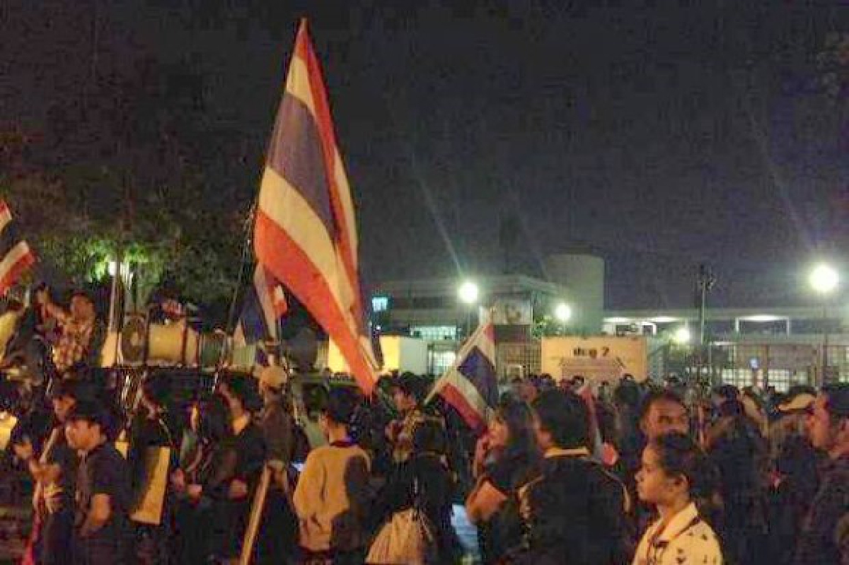 ม็อบกปปส.ปักหลักหน้าสนามกีฬาไทย-ญี่ปุ่น ม็อบกปปส.ปักหลักหน้าสนามกีฬาไทย-ญี่ปุ่น