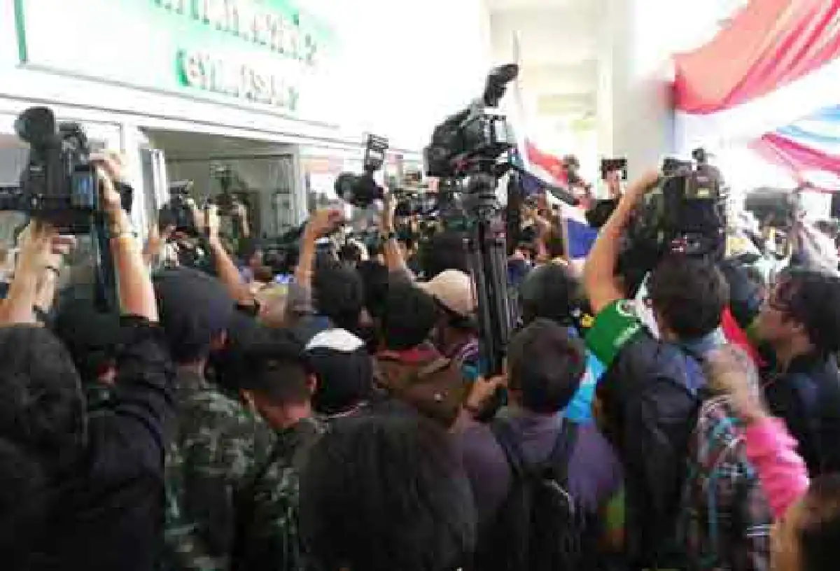 ม็อบคปท.กับตำรวจปะทะกันบานกระจกแตก