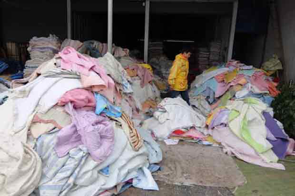 ตลาดค้าเสื้อกันหนาวชายแดนคึก ตลาดค้าเสื้อกันหนาวชายแดนคึก