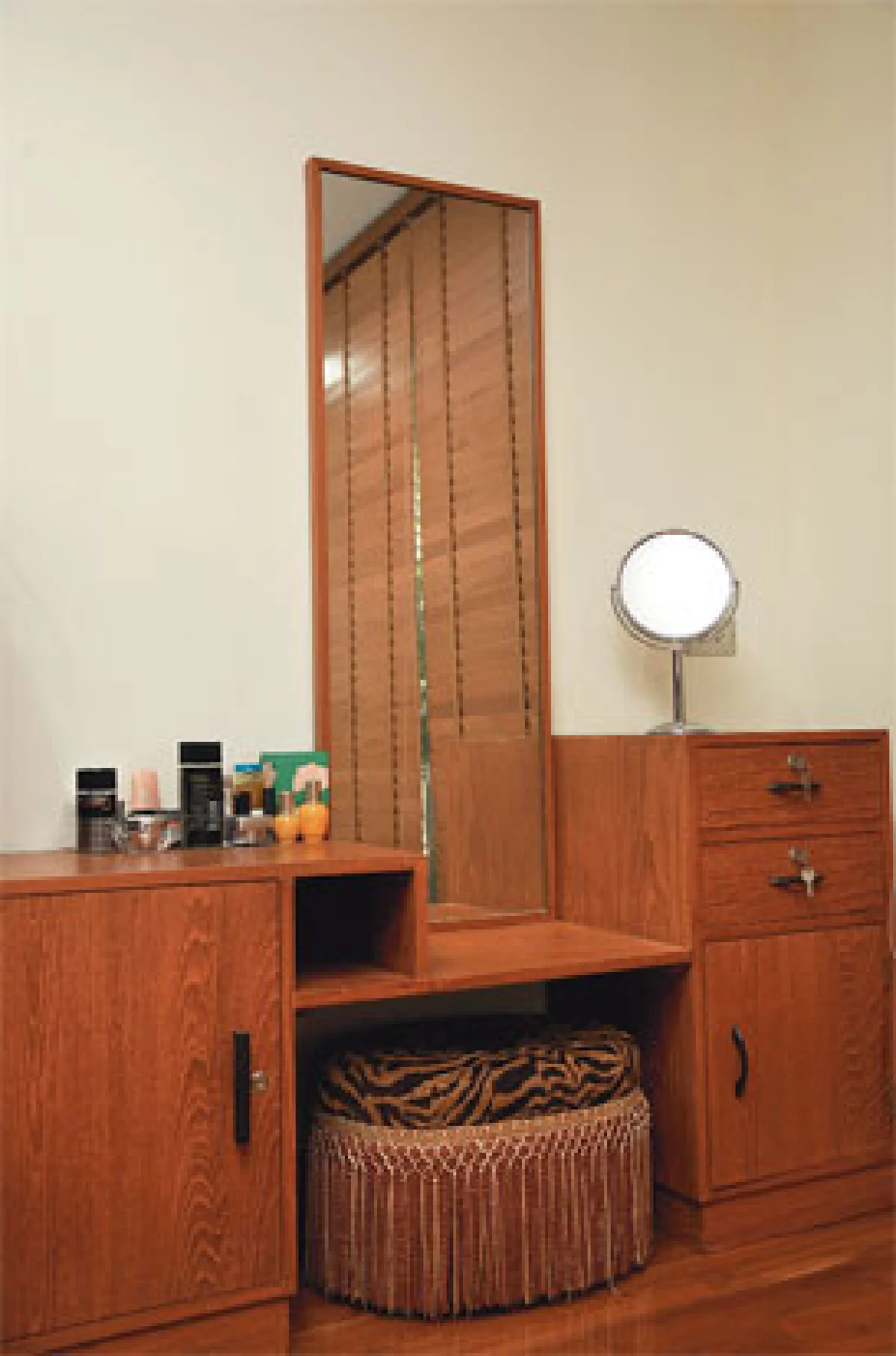 เฟอร์นิเจอร์ไม้บรรพบุรุษของ ณรงค์ชัย ว่องธนะวิโมกษ์