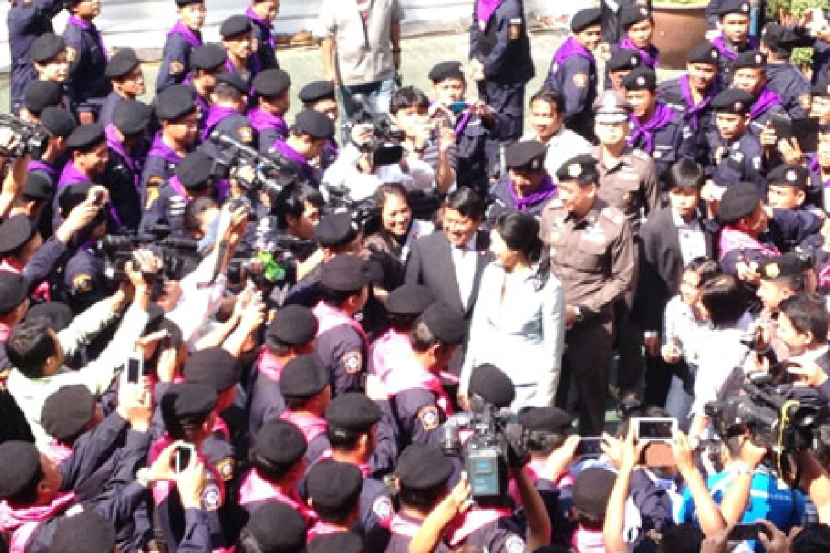ปูชื่นชมตำรวจปฏิบัติหน้าที่อย่างเต็มที่