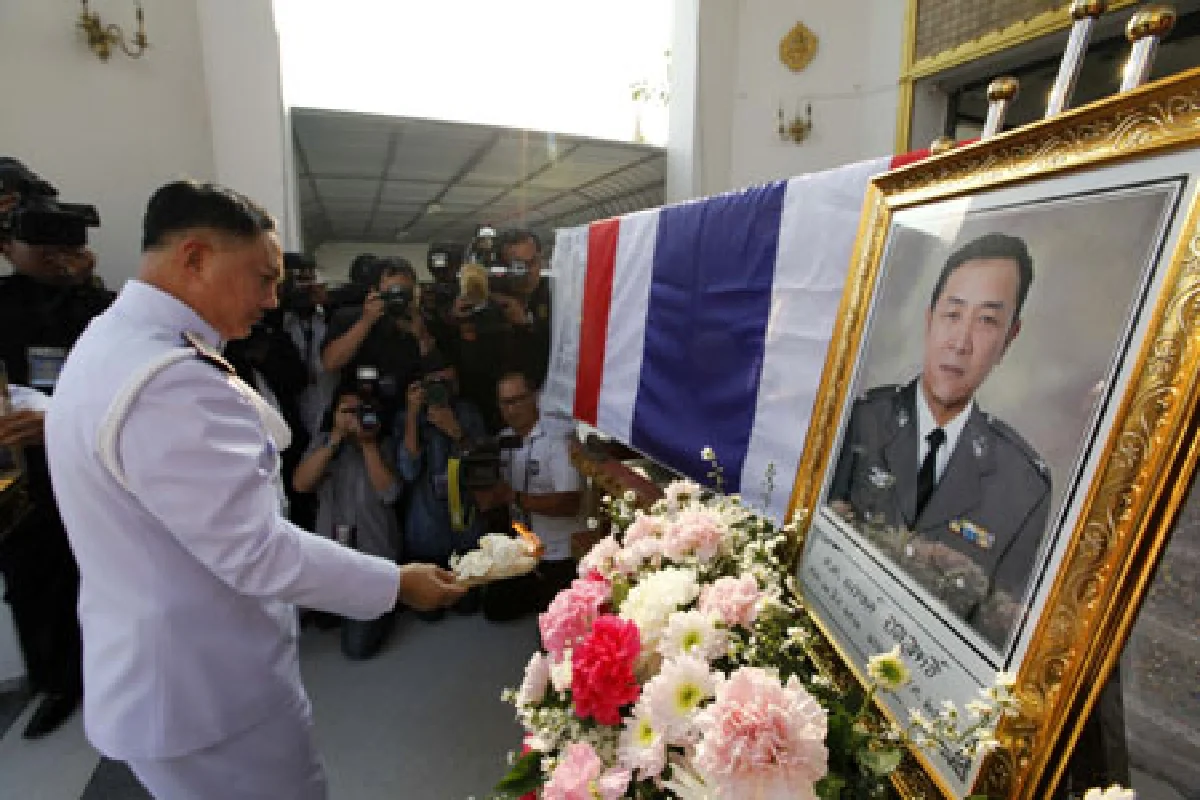 "ยิ่งลักษณ์"ร่วมพิธีพระราชทานเพลิงศพ"ด.ต.ณรงค์"