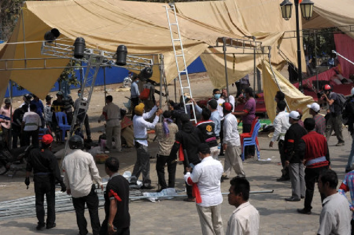 รวมภาพตร.เขมรขับไล่ทุบม็อบ