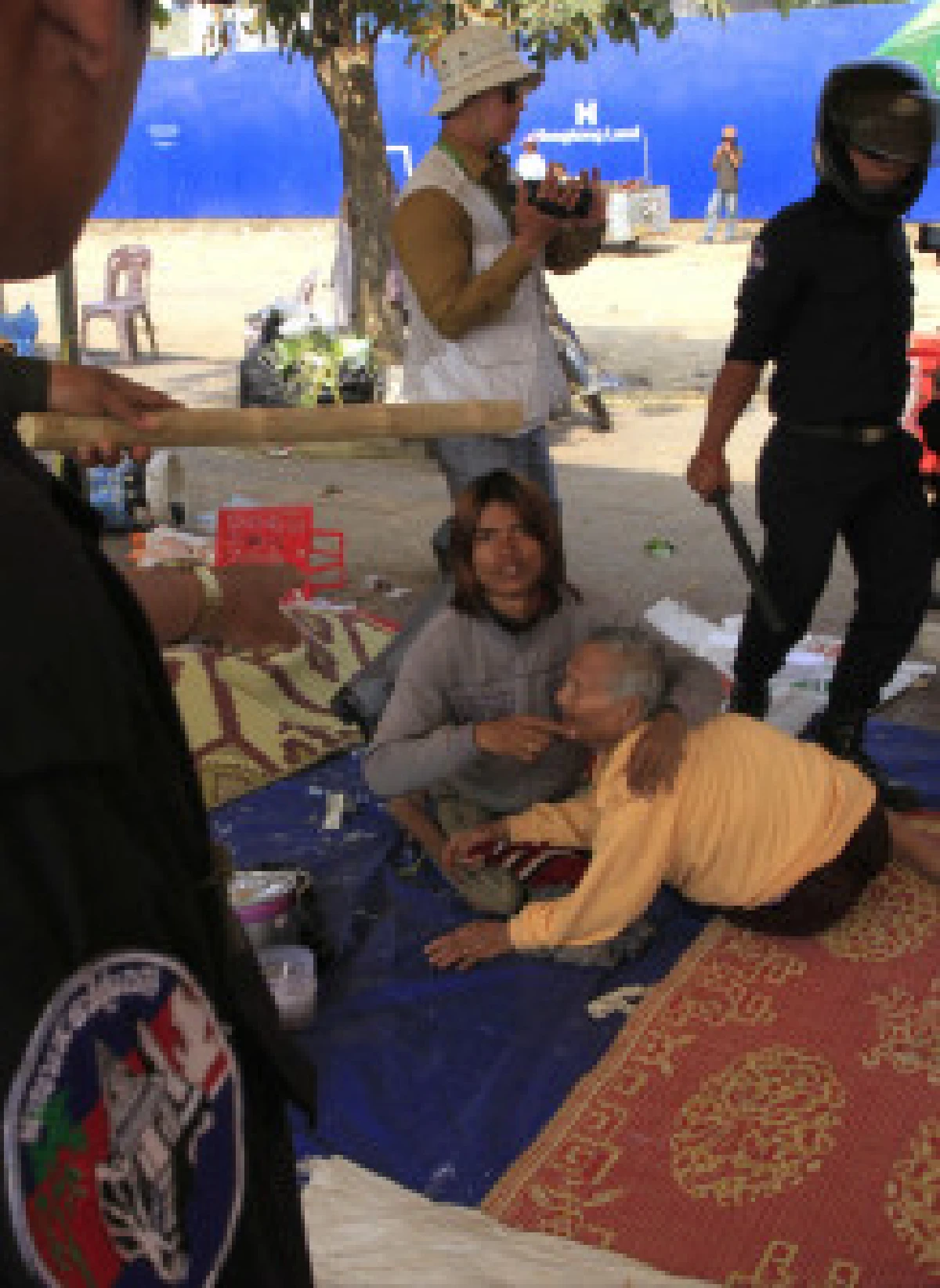 รวมภาพตร.เขมรขับไล่ทุบม็อบ