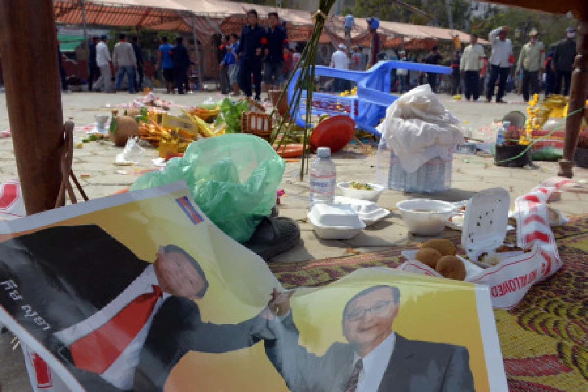 รวมภาพตร.เขมรขับไล่ทุบม็อบ