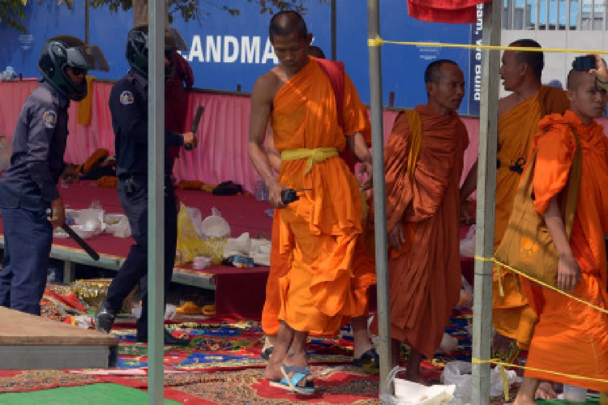 รวมภาพตร.เขมรขับไล่ทุบม็อบ