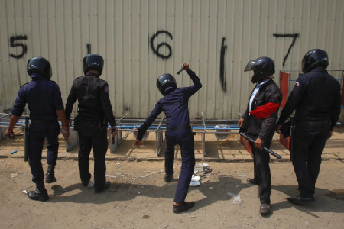 รวมภาพตร.เขมรขับไล่ทุบม็อบ