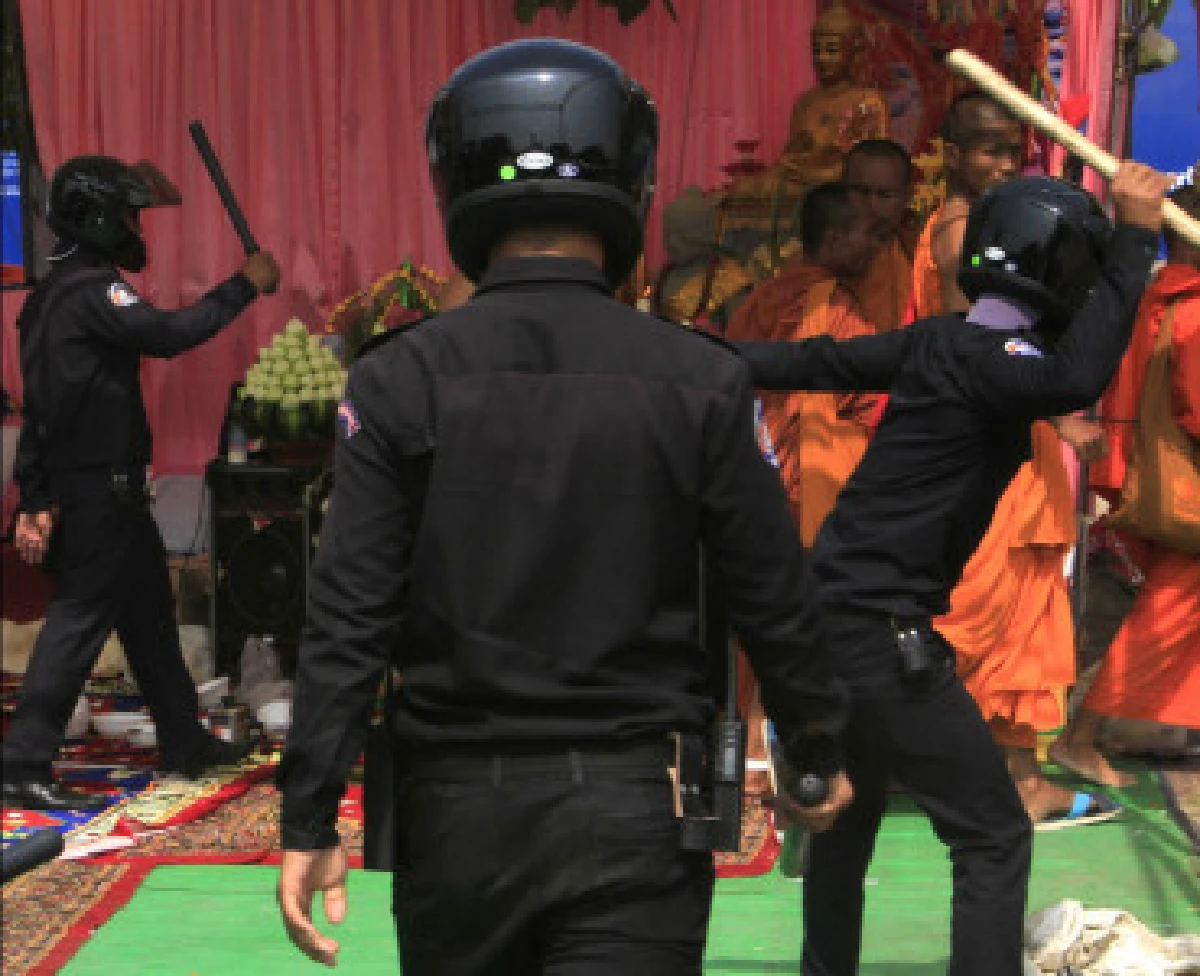 รวมภาพตร.เขมรขับไล่ทุบม็อบ