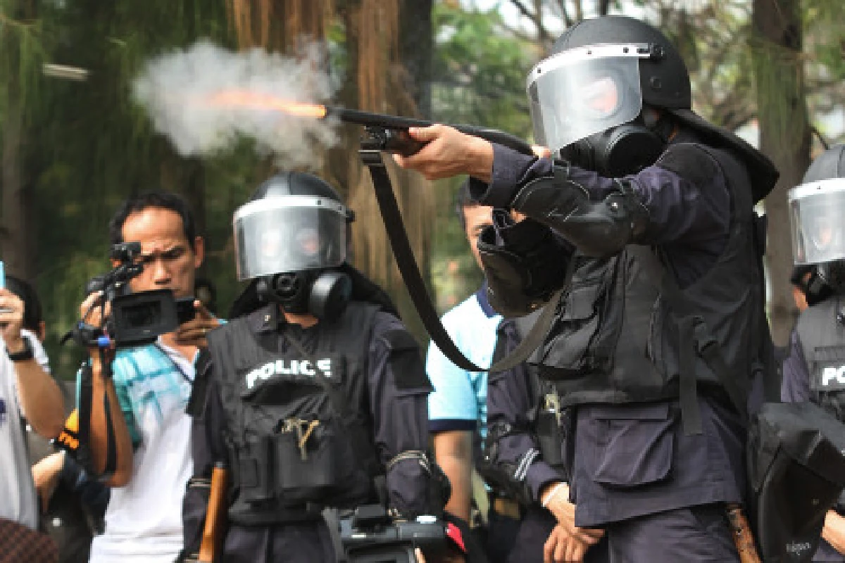 ตร.สาธิตใช้อุปกรณ์คุมม็อบ-ยิงแก๊สน้ำตา